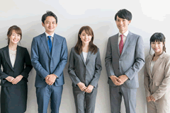 無保険の若い従業員のために